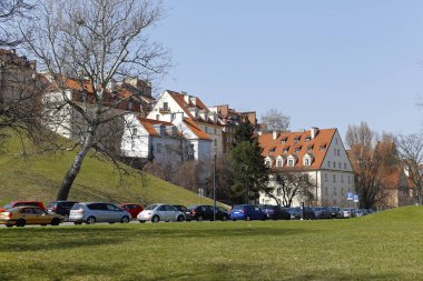 Varşova, Polonya - 08 Nisan 2018: tarihi kent Kiralık evlerin yanında yamaç tarafında görülebilir. Birçok park edilmiş arabalar