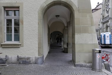 Bern İsviçre - 19 Şubat 2018: Arcades girmesinden. Şehrin arcades altında yol güzergahları, kaç kilometre için bilinir