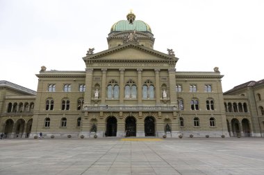 Bern, İsviçre - 21 Şubat 2018: The Federal Palace, bu İsviçre Federal Meclisi koltuğum. Bina kare, ama şimdi genellikle kalabalık değil şehir taraftan gösterilir.