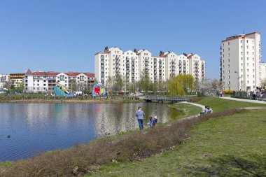 Varşova, Polonya - 14 Nisan 2018: Göl çevresinde dönüyor hayat ve yerel olarak Goclaw denilen yerleşim bölgesi içinde görülebilir. Çok katlı binalar da orada