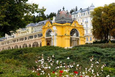 Marianske Lazne, Çek Cumhuriyeti - 12 Eylül 2017: Kamu parki ve sütunlu bir bulutlu gün boyunca görülür. Bitkiler çok çekicilik ekler bu güzel kaplıca kenti civarındadır