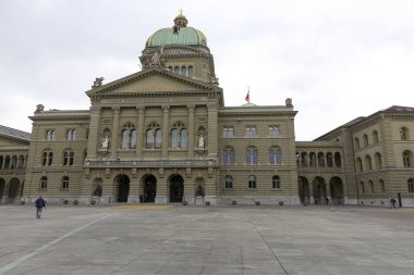 Bern İsviçre - 21 Şubat 2018: Federal Sarayı İsviçre Federal Meclisi koltuk. Bina kare, ama şimdi genellikle kalabalık değil şehir taraftan gösterilir.