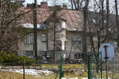 Zakopane, Polonya - 23 Mart 2018: terk edilmiş görünüyor, tuğla konut bina, tarih 1930 civarında geri ve en büyük olasılıkla Iwonka yerel olarak geçmişte çağrılacak kullanılan.
