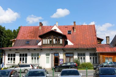 Zakopane, Polonya - 15 Ağustos 2017: Villa, yirminci yüzyılın başında geri tarihleri, dik eğimli çatı ile kaplıdır. Bina sokak arabalar görünür nerede bulunur