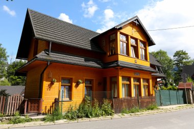 Zakopane, Polonya - 14 Ağustos 2017: Sakin sokakta tarafından ahşap bina. Grażyna yazıt ön cephesinde görünür, bu bu villa adıdır.