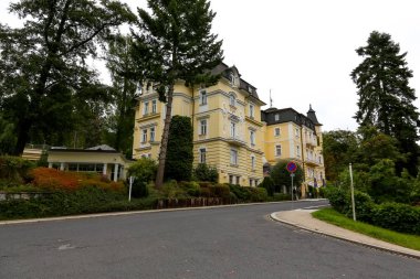 Marianske Lazne, Çek Cumhuriyeti - 12 Eylül 2017: San Remo adlı otelin sarı binalar sokaklarda bu kaplıca kenti ormanlık bölgede kavşak tarafından vardır.