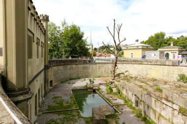 Bern, İsviçre - 18 Eylül 2017: Havuz ve ayılar için bir oyun alanı oluşturan büyük taş bloklar. Bu alan nerede bu hayvanlar şehrin sembolü olarak zaman geçiren yerdir.