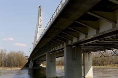 Varşova, Polonya - 08 Nisan 2018: modern köprü büyük yapısını Vistula Nehri'nin bağlanır. Bu köprü yerel olarak bileşimin denir