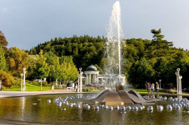 Marianske Lazne, Çek Cumhuriyeti - 12 Eylül 2017: Singing çeşme bir parkı bir parçası olan görsel deneyimler nedeniyle kendini sunu formları çeşitli geniş bir yelpazesi sağlar