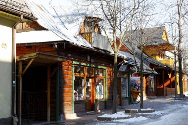 Zakopane, Polonya - 22 Mart 2018: İşte vitrin görünür sokak. Kentin ana alışveriş caddesi Krupowki sokak yanında bulunan bir ahşap binada olduğunu.