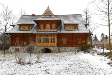 Zakopane, Polonya - 17 Mart 2018: Kış sezonu boyunca geleneksel ahşap ev. Villa Oksza ahşap bölgenin stilde inşa edilmiş bu. Günümüzde bu bina Tatra müze evler
