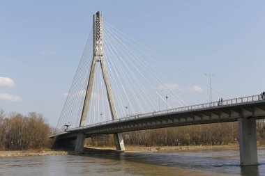 Varşova, Polonya - 08 Nisan 2018: Vistula Nehri üzerinde modern köprü büyük yapısını yerel olarak bileşimin denir.  