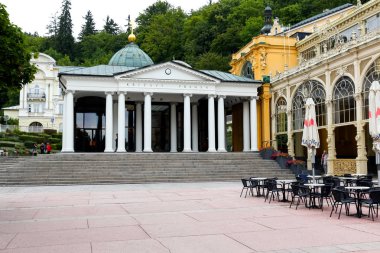 Marianske Lazne, Çek Cumhuriyeti - 08 Eylül 2017: Merdivenlerden ve colonnade tarafında görünür yer alan çapraz baharın Beyaz Köşk.