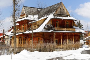 Zakopane, Polonya - 21 Mart 2018: ahşap ev görünümünü eski ikametgahı olarak bu şu anda kullanılan kış Tatra Müzesi ev sahipliği yapmaktadır. Bu evi Willa Oksza yerel olarak adlandırılır.