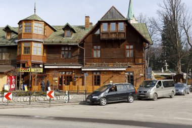Zakopane, Polonya - 23 Mart 2018: bir restoran evler ahşap bir bina Gazdowo Kuznia denir. Eskiden, 1885 için geri kalma bu bina, Pod Gewontem denilen bir otel yer