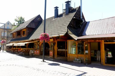 Zakopane, Polonya - 08 Ağustos 2017: Şehir merkezinde caddeleri üzerinde ahşap yapıların bir restoran ve bir bakkal ev.