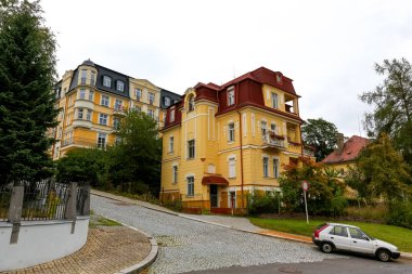 Marianske Lazne, Çek Cumhuriyeti - 12 Eylül 2017: dik sokak var olan arazi bir diğer arkasında yamacında sarı konut yapı,