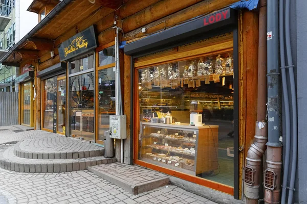 ザコパネ ポーランド 2018 菓子屋の店の窓はクルプフキ通り沿いにある木造の建物の表示 — ストック写真