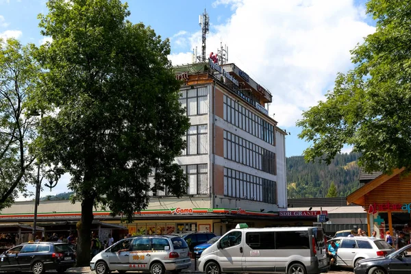 Zakopane Polen Augustus 2017 Winkelcentrum Achter Een Boom Heet Granit — Stockfoto