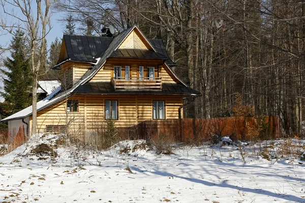 扎科帕内 2018年3月22日 雪盖草坪在家庭房子附近 并且森林在直接附近被看见 这是一个家庭房子 追溯到1925左右 — 图库照片