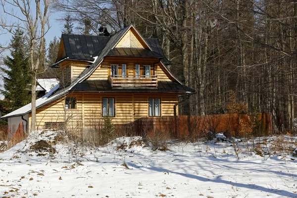 Zakopane Polonia Marzo 2018 Césped Cubierto Nieve Encuentra Alrededor Casa —  Fotos de Stock