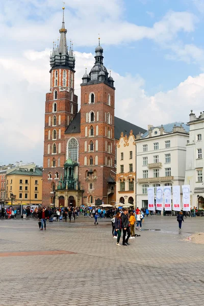 克拉科夫 2017年5月25日 圣玛丽教堂位于主要市场广场 有许多人可以看到在教堂前面一点点远 — 图库照片