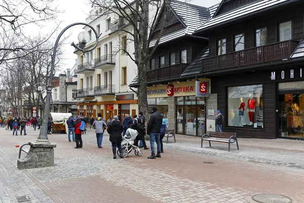 Zakopane Polônia Março 2018 Vista Rua Centro Cidade Pessoas Que — Fotografia de Stock