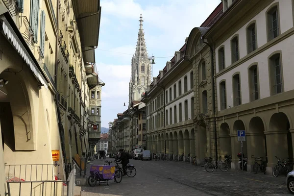 Bern, İsviçre - 20 Şubat 2018: The Bern Cathedral olduğunu hakim şehrin üzerinde. Katedral kulenin tepesine şehrin pek çok yerinde ve dar sokaklar bile görülür. 