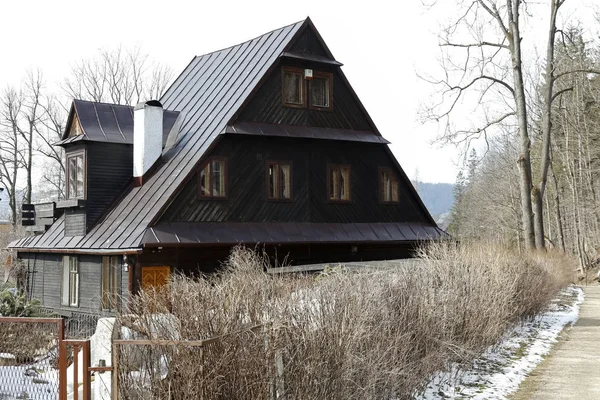 Zakopane Pologne Mars 2018 Toit Escarpé Maison Bois Est Recouvert — Photo