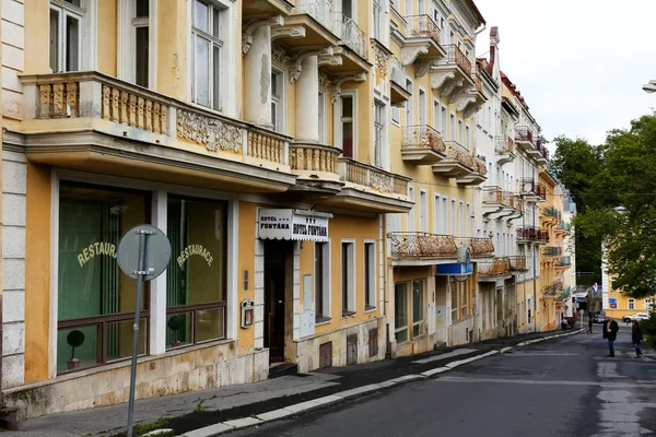 マリアーンスケー ラーズニェ チェコ共和国 2017 長屋住宅は 通りに沿って表示されます ホテル フォンタナの碑文は 入口の上 — ストック写真