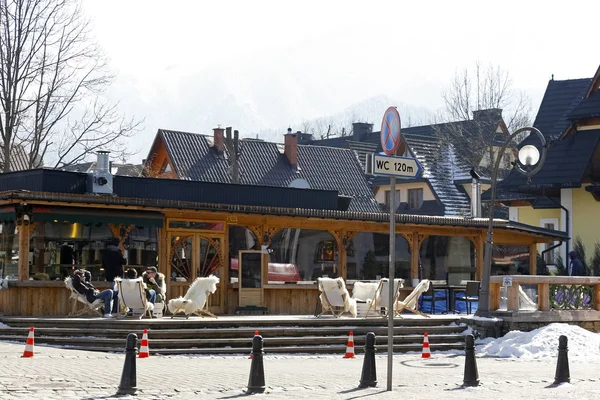 Zakopane Polonya Mart 2018 Orada Birkaç Şezlonglar Bölgesel Restoran Girişinin — Stok fotoğraf