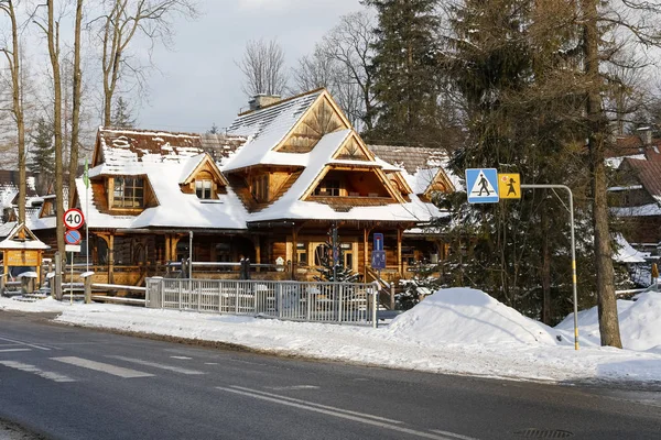 扎科帕内 2018年3月21日 传统木原木房子在冬天风景 这个陡峭的屋顶大厦现在安置原始的名字的餐馆 Przy Mlynie — 图库照片