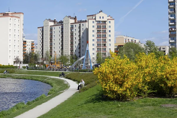 Varşova, Polonya - 19 Nisan 2018: çağdaş çok katlı konut göl kenarında görünür. Bu bölgenin yerel olarak Goclaw denir