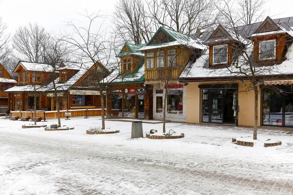 Zakopane Polska Marca 2018 Drewniane Budynki Wzdłuż Ulicy Krupówki Przypominają — Zdjęcie stockowe