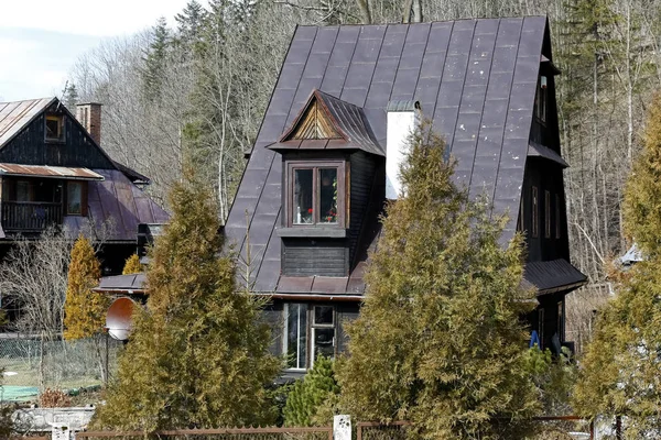 Zakopane Polonia Marzo 2018 Casa Legno Con Tetto Ripido Ricoperto — Foto Stock