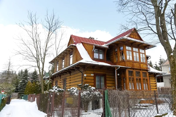 扎科帕内 2018年3月21日 传统的木制房子可以追溯到1929左右 在当地被称为我们的别墅 这房子被看见在物产的篱芭之后 — 图库照片