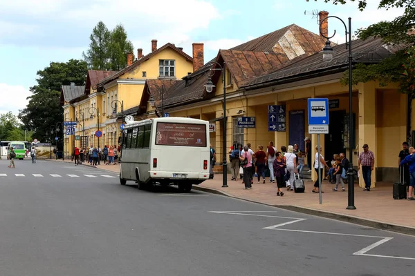 扎科帕内 2017年8月15日 小型私人巴士停在车站前面的汽车站 公共汽车站有很多人 — 图库照片