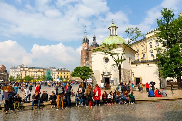 クラクフ ポーランド 2017 多くの人々 は教会の隣に 残りの部分をあります これは旧市街の広場に表示されます — ストック写真