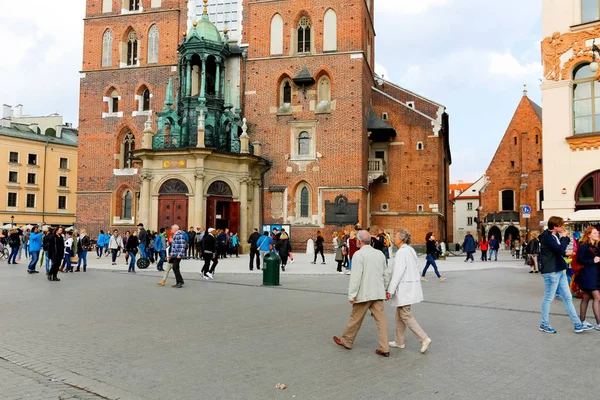 克拉科夫 2017年5月25日 人们走在街道上的城市广场 在很短的距离有圣玛丽教堂的入口 — 图库照片