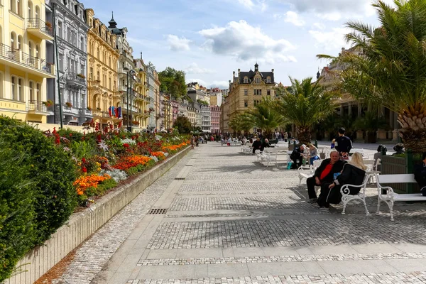 Karlovy Vary Cechia Settembre 2017 Passeggiata Luogo Riposo Molti Residenti — Foto Stock