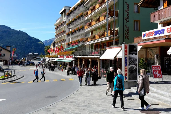 Grindelwald Suíça Setembro 2017 Aldeia Turística Muitas Pessoas Que Seguem — Fotografia de Stock