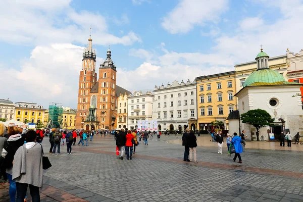 克拉科夫 2017年5月25日 镇广场和许多人步行 有公寓楼和两座教堂 — 图库照片