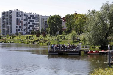 Varşova, Polonya - 06 Mayıs 2018: Cafe yerel olarak Goclaw denir kentin bölgesinde gölde bir platformda. Biraz daha var konut yapı