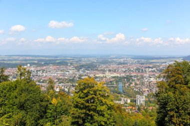Bern, İsviçre - 24 Eylül 2017: ağaçların arkasında işte güzel bir şehir mesafe. Federal Palace diğerleri arasında görülebilir bir büyük boy bir yapıdır.