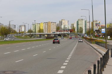 Varşova, Polonya - 15 Nisan 2018: Bir çok şeritli otoyol çok katlı konut görülür. Bu kentin ilçelerinden biri olan parçasıdır