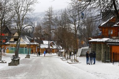 Zakopane, Polonya - 19 Mart 2018: Orada değil birçok kişi Krupowki sokağa. Kaldırımda kar, çünkü bu kış ağaç dalları üzerinde yaprakları vardır.