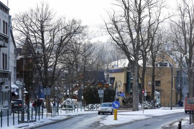 Zakopane, Polonya - 21 Mart 2018: Manzara şehrin bir ülkenin en ünlü tatil kentinin biridir. Biraz yukarıda ve şehrin arka planda bir tepe Gubalowka adı neydi