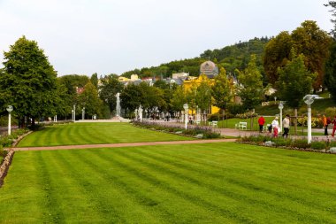 Marianske Lazne, Çek Cumhuriyeti - 09 Eylül 2017: Park çeşmeler ve colonnades gibi birçok konumlar bir gevşeme bu spa şehre gelecek turistler için yer.