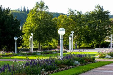 Marianske Lazne, Çek Cumhuriyeti - 12 Eylül 2017: Kamu parki ve onun lambalar. Bu görünüm özellikle eğlence park alanlarında bu muhteşem şehri spa karakterinin onaylar.