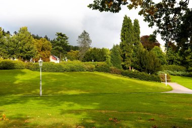 Marianske Lazne, Çek Cumhuriyeti - 12 Eylül 2017: teker teker görülen genel park gökyüzü bulutlu ama güneş ışığı yukarıda ne zaman güzel yeşillik aydınlatmak için bir yolunu buldu.
